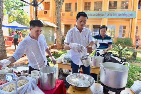 Đại tiệc phở cho trẻ em vùng sâu, hết sạch sành sanh hơn 1.000 suất - Ảnh 2. Đại tiệc phở cho trẻ em vùng sâu, hết sạch sành sanh hơn 1.000 suất - Ảnh 2.