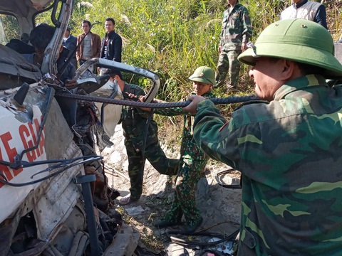 Xe đoàn nghệ thuật tình thương đâm vách núi: 1 người nữa không qua khỏi - Ảnh 1. Xe đoàn nghệ thuật tình thương đâm vách núi: 1 người nữa không qua khỏi - Ảnh 1.