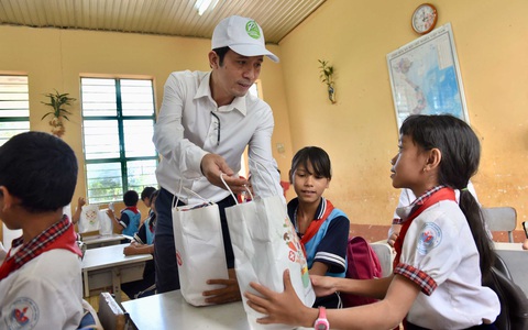 trao học bổng và tặng quà 8(read-only) trao học bổng và tặng quà 8(read-only)