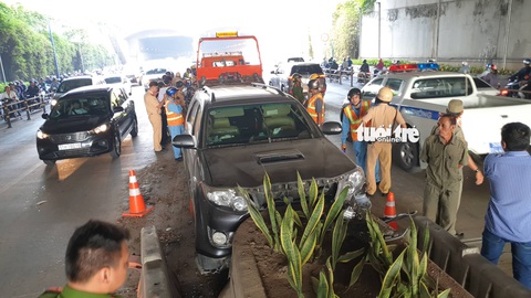 Xe hơi sụp vó ngay cửa hầm Thủ Thiêm, ứng cứu thì tài xế bỏ xe chạy - Ảnh 1. Xe hơi sụp vó ngay cửa hầm Thủ Thiêm, ứng cứu thì tài xế bỏ xe chạy - Ảnh 1.