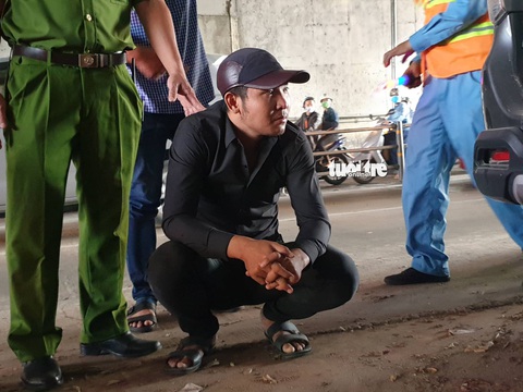 Xe hơi sụp vó ngay cửa hầm Thủ Thiêm, ứng cứu thì tài xế bỏ xe chạy - Ảnh 3. Xe hơi sụp vó ngay cửa hầm Thủ Thiêm, ứng cứu thì tài xế bỏ xe chạy - Ảnh 3.