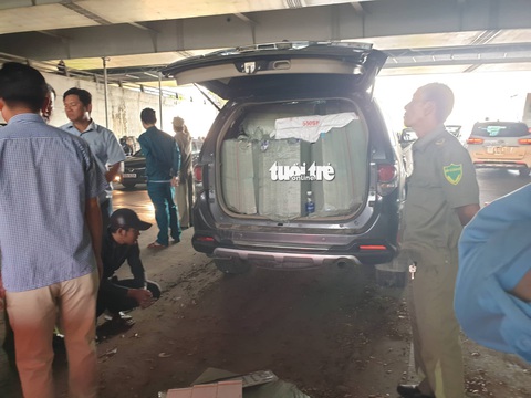 Xe hơi sụp vó ngay cửa hầm Thủ Thiêm, ứng cứu thì tài xế bỏ xe chạy - Ảnh 2. Xe hơi sụp vó ngay cửa hầm Thủ Thiêm, ứng cứu thì tài xế bỏ xe chạy - Ảnh 2.