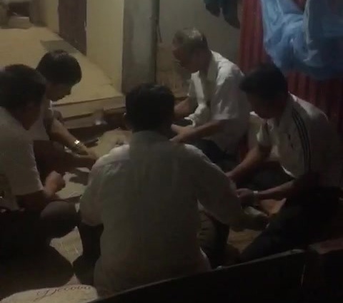 Dân tố bí thư và phó chủ tịch xã đánh bài ăn tiền ở công sở - Ảnh 1. Dân tố bí thư và phó chủ tịch xã đánh bài ăn tiền ở công sở - Ảnh 1.