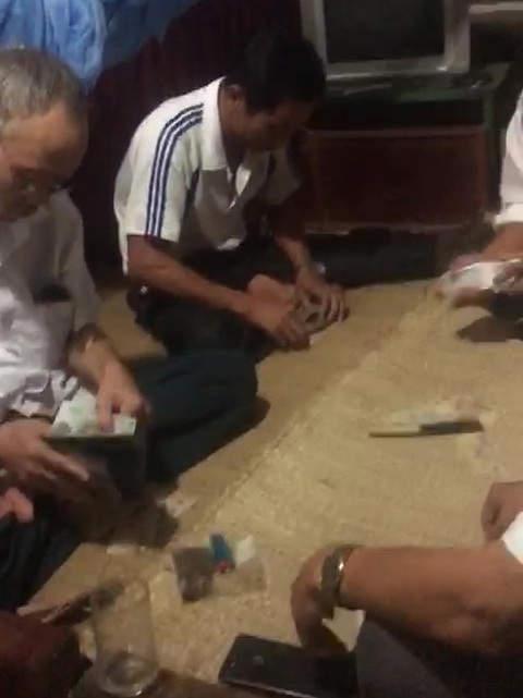 Dân tố bí thư và phó chủ tịch xã đánh bài ăn tiền ở công sở - Ảnh 3. Dân tố bí thư và phó chủ tịch xã đánh bài ăn tiền ở công sở - Ảnh 3.