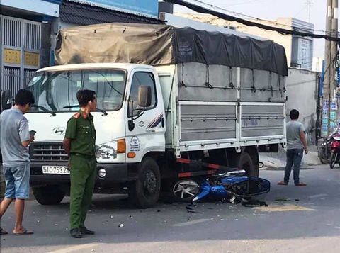 Va chạm với xe tải sau khi bị giật điện thoại, hai cha con nhập viện - Ảnh 1. Va chạm với xe tải sau khi bị giật điện thoại, hai cha con nhập viện - Ảnh 1.