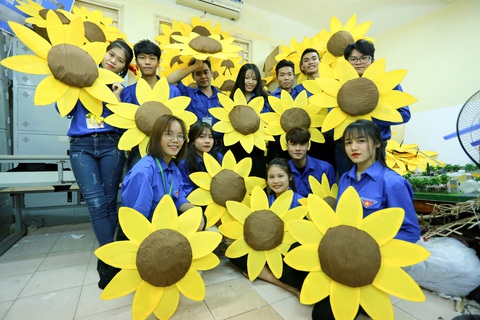 Hoa hướng dương khổng lồ giữa mùa đông Hà Nội - Ảnh 2. Hoa hướng dương khổng lồ giữa mùa đông Hà Nội - Ảnh 2.