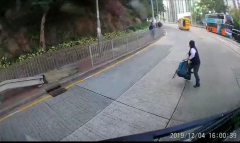 Học sinh tiểu học Hong Kong rơi xuống đường khi xe đưa rước đang chạy - Ảnh 1. Học sinh tiểu học Hong Kong rơi xuống đường khi xe đưa rước đang chạy - Ảnh 1.