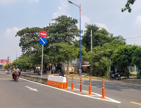 Lắp dải phân cách trên đường song hành Xa lộ Hà Nội, dân bớt nỗi lo tai nạn - Ảnh 1. Lắp dải phân cách trên đường song hành Xa lộ Hà Nội, dân bớt nỗi lo tai nạn - Ảnh 1.
