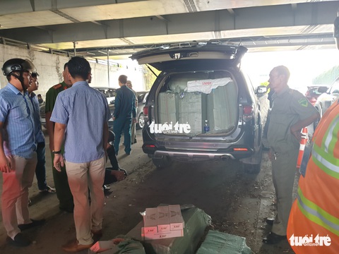 Xe chở thuốc lá lậu tai nạn ở hầm Thủ Thiêm: Trên xe có nhiều biển số giả - Ảnh 5. Xe chở thuốc lá lậu tai nạn ở hầm Thủ Thiêm: Trên xe có nhiều biển số giả - Ảnh 5.