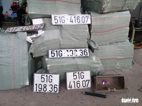 Xe chở thuốc lá lậu tai nạn ở hầm Thủ Thiêm: Trên xe có nhiều biển số giả - Ảnh 4. Xe chở thuốc lá lậu tai nạn ở hầm Thủ Thiêm: Trên xe có nhiều biển số giả - Ảnh 4.