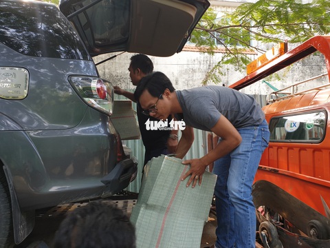Xe chở thuốc lá lậu tai nạn ở hầm Thủ Thiêm: Trên xe có nhiều biển số giả - Ảnh 1. Xe chở thuốc lá lậu tai nạn ở hầm Thủ Thiêm: Trên xe có nhiều biển số giả - Ảnh 1.