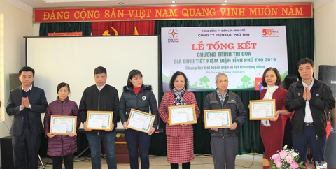 Tuyên dương 90 gia đình tiết kiệm điện tại tỉnh Phú Thọ - Ảnh 1. Tuyên dương 90 gia đình tiết kiệm điện tại tỉnh Phú Thọ - Ảnh 1.