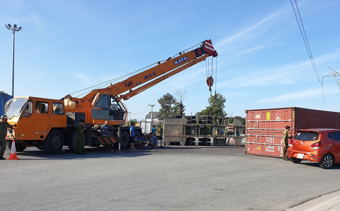 Xe container ôm cua lật ngang giữa đường, nhiều người thoát chết - Ảnh 1. Xe container ôm cua lật ngang giữa đường, nhiều người thoát chết - Ảnh 1.