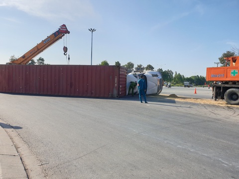 Xe container ôm cua lật ngang giữa đường, nhiều người thoát chết - Ảnh 2. Xe container ôm cua lật ngang giữa đường, nhiều người thoát chết - Ảnh 2.