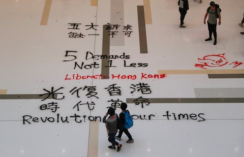 Người biểu tình phá rối ngày mua sắm ở Hong Kong - Ảnh 3. Người biểu tình phá rối ngày mua sắm ở Hong Kong - Ảnh 3.