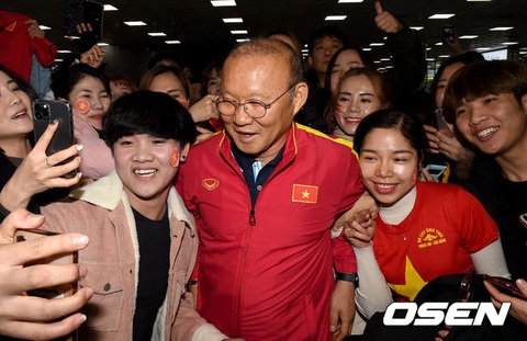 Hàng trăm người hâm mộ, phóng viên Hàn Quốc chào đón HLV Park Hang Seo và U23 Việt Nam - Ảnh 1. Hàng trăm người hâm mộ, phóng viên Hàn Quốc chào đón HLV Park Hang Seo và U23 Việt Nam - Ảnh 1.