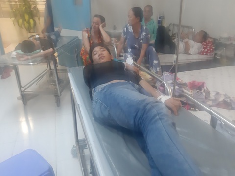 Hơn 50 công nhân cấp cứu nghi bị ngộ độc thực phẩm - Ảnh 1. Hơn 50 công nhân cấp cứu nghi bị ngộ độc thực phẩm - Ảnh 1.