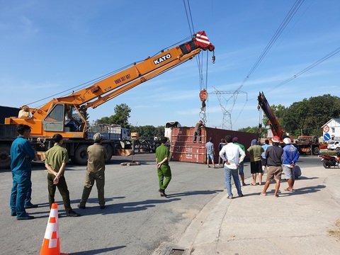 Xe container ôm cua lật ngang giữa đường, nhiều người thoát chết - Ảnh 3. Xe container ôm cua lật ngang giữa đường, nhiều người thoát chết - Ảnh 3.