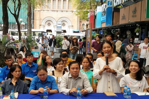 Làng sách 2019: Khuyến đọc, môi trường, và... hồn nhiên vi phạm - Ảnh 1. Làng sách 2019: Khuyến đọc, môi trường, và... hồn nhiên vi phạm - Ảnh 1.