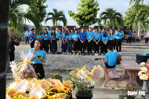 Thăm mộ đóa hướng dương Lê Thanh Thúy - Ảnh 8. Thăm mộ đóa hướng dương Lê Thanh Thúy - Ảnh 8.