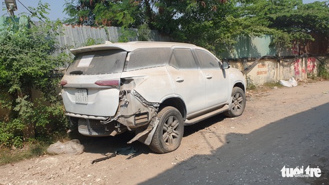 Xe Fortuner ‘vô chủ’ trong đất quân đội, địa chỉ đăng ký xe là nhà cụ Vương Hồng Sển - Ảnh 5. Xe Fortuner ‘vô chủ’ trong đất quân đội, địa chỉ đăng ký xe là nhà cụ Vương Hồng Sển - Ảnh 5.