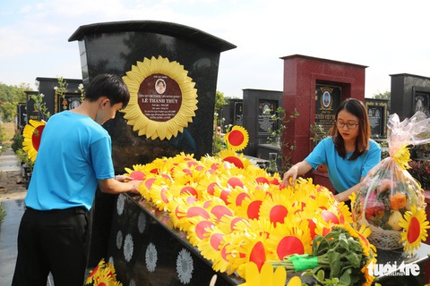 Thăm mộ đóa hướng dương Lê Thanh Thúy - Ảnh 1. Thăm mộ đóa hướng dương Lê Thanh Thúy - Ảnh 1.