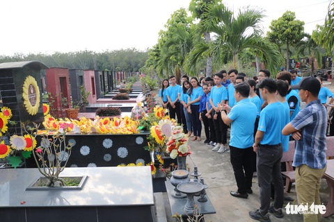 Thăm mộ đóa hướng dương Lê Thanh Thúy - Ảnh 4. Thăm mộ đóa hướng dương Lê Thanh Thúy - Ảnh 4.