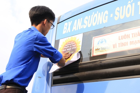 Xe buýt Hoa mặt trời đón bạn đọc dự Ngày hội hoa hướng dương - Ảnh 1. Xe buýt Hoa mặt trời đón bạn đọc dự Ngày hội hoa hướng dương - Ảnh 1.