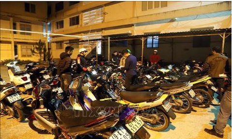 Nhóm đua xe trái phép manh động, công an phải bắn đạn hơi cay - Ảnh 1. Nhóm đua xe trái phép manh động, công an phải bắn đạn hơi cay - Ảnh 1.