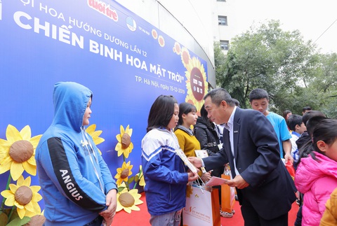 Hoa hướng dương làm ấm sáng mùa đông Hà Nội - Ảnh 11. Hoa hướng dương làm ấm sáng mùa đông Hà Nội - Ảnh 11.