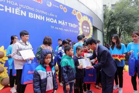 Hoa hướng dương làm ấm sáng mùa đông Hà Nội - Ảnh 12. Hoa hướng dương làm ấm sáng mùa đông Hà Nội - Ảnh 12.