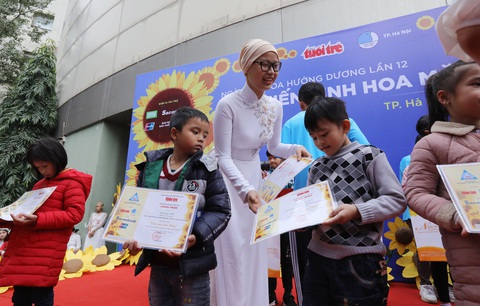 Hoa hướng dương làm ấm sáng mùa đông Hà Nội - Ảnh 10. Hoa hướng dương làm ấm sáng mùa đông Hà Nội - Ảnh 10.