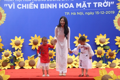 Hoa hướng dương làm ấm sáng mùa đông Hà Nội - Ảnh 6. Hoa hướng dương làm ấm sáng mùa đông Hà Nội - Ảnh 6.
