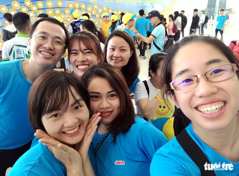 Bay gần 10.000km về tham dự Ngày hội Hoa hướng dương - Ảnh 2. Bay gần 10.000km về tham dự Ngày hội Hoa hướng dương - Ảnh 2.