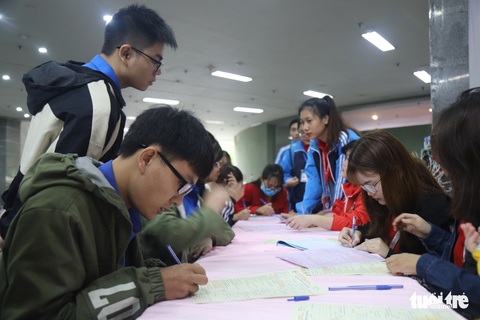 Hoa hướng dương làm ấm sáng mùa đông Hà Nội - Ảnh 14. Hoa hướng dương làm ấm sáng mùa đông Hà Nội - Ảnh 14.