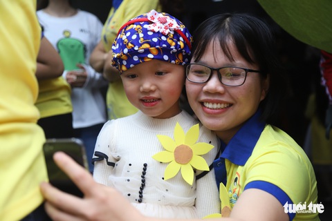 Hoa hướng dương làm ấm sáng mùa đông Hà Nội - Ảnh 2. Hoa hướng dương làm ấm sáng mùa đông Hà Nội - Ảnh 2.