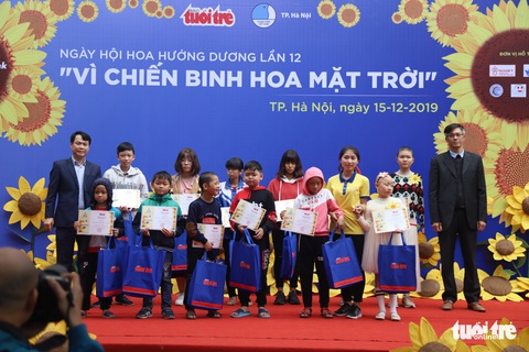 Hoa hướng dương làm ấm sáng mùa đông Hà Nội - Ảnh 13. Hoa hướng dương làm ấm sáng mùa đông Hà Nội - Ảnh 13.