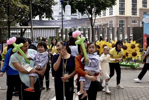 Hoa hướng dương làm ấm sáng mùa đông Hà Nội - Ảnh 7. Hoa hướng dương làm ấm sáng mùa đông Hà Nội - Ảnh 7.