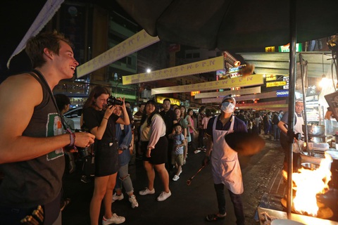 Bangkok mở ba phố đi bộ mới để thu hút du khách - Ảnh 1. Bangkok mở ba phố đi bộ mới để thu hút du khách - Ảnh 1.