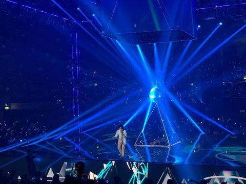 Vũ Cát Tường té sấp mặt từ sân khấu 2m xuống đất trong live show - Ảnh 1. Vũ Cát Tường té sấp mặt từ sân khấu 2m xuống đất trong live show - Ảnh 1.