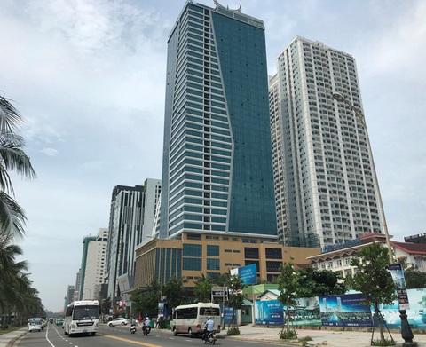 Đà Nẵng cưỡng chế công trình vi phạm của Mường Thanh: Dân cư bức xúc vì không thấy ông Thản - Ảnh 1. Đà Nẵng cưỡng chế công trình vi phạm của Mường Thanh: Dân cư bức xúc vì không thấy ông Thản - Ảnh 1.