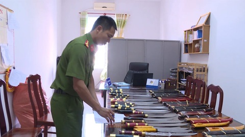 Lợi dụng giao hàng hóa chuyển 22 kiện đao kiếm qua đường bưu điện - Ảnh 1. Lợi dụng giao hàng hóa chuyển 22 kiện đao kiếm qua đường bưu điện - Ảnh 1.