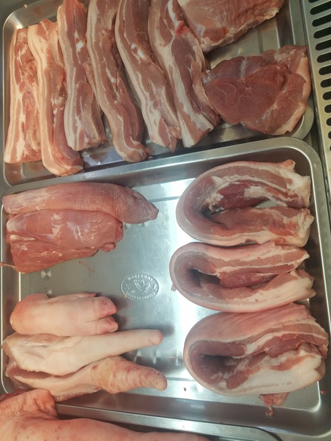 Giá heo vượt giá bò, người mua xanh mặt - Ảnh 1. Giá heo vượt giá bò, người mua xanh mặt - Ảnh 1.