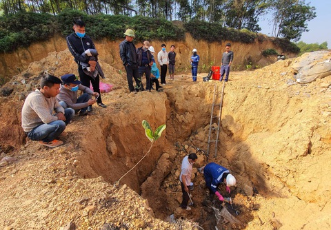 Công an Hà Nội tìm ra chủ mưu vụ 11 hố chôn trộm chất thải nguy hại ở Sóc Sơn - Ảnh 1. Công an Hà Nội tìm ra chủ mưu vụ 11 hố chôn trộm chất thải nguy hại ở Sóc Sơn - Ảnh 1.
