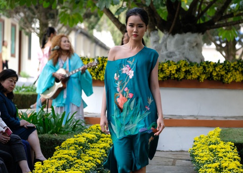 Nhà thiết kế Minh Hạnh mang tơ lụa, thổ cẩm đến Festival Hoa Đà Lạt - Ảnh 1. Nhà thiết kế Minh Hạnh mang tơ lụa, thổ cẩm đến Festival Hoa Đà Lạt - Ảnh 1.
