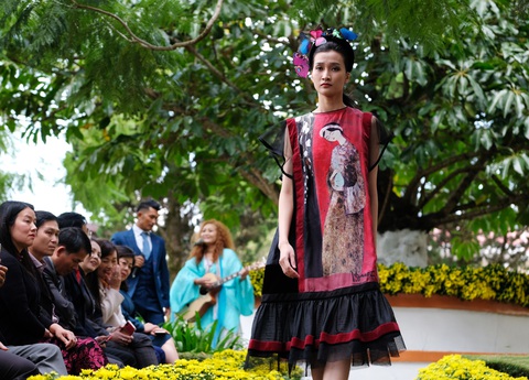 Nhà thiết kế Minh Hạnh mang tơ lụa, thổ cẩm đến Festival Hoa Đà Lạt - Ảnh 2. Nhà thiết kế Minh Hạnh mang tơ lụa, thổ cẩm đến Festival Hoa Đà Lạt - Ảnh 2.