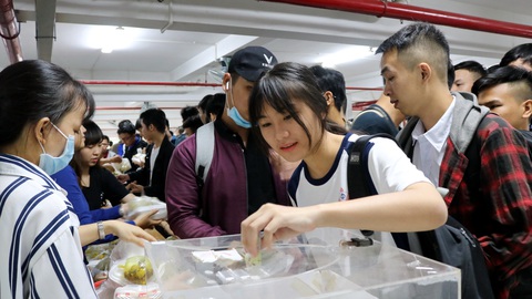Khu chợ 0 đồng cho sinh viên - Ảnh 11. Khu chợ 0 đồng cho sinh viên - Ảnh 11.