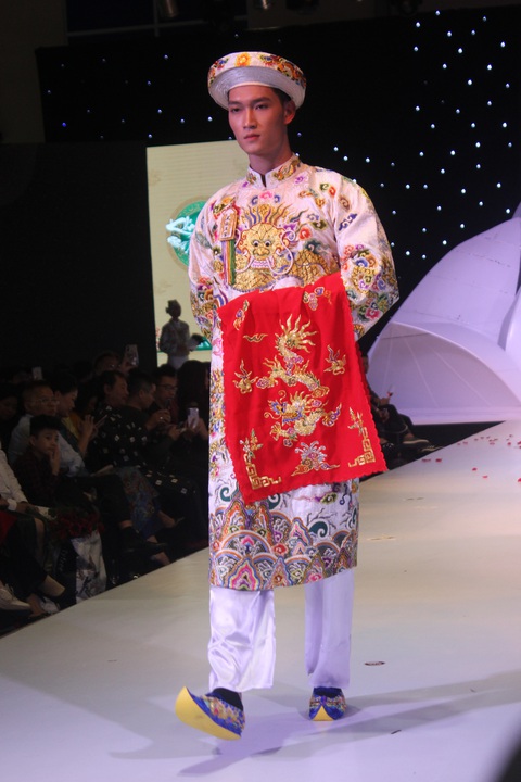 Lan Hương, Thu Hà, Chiều Xuân... lên sàn diễn thời trang triều Nguyễn, hầu đồng - Ảnh 6. Lan Hương, Thu Hà, Chiều Xuân... lên sàn diễn thời trang triều Nguyễn, hầu đồng - Ảnh 6.