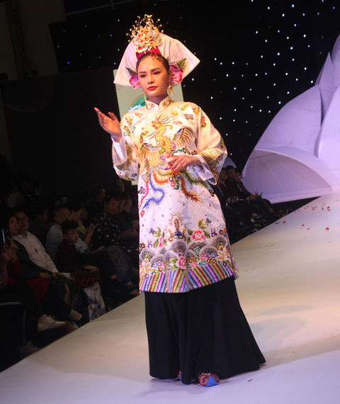 Lan Hương, Thu Hà, Chiều Xuân... lên sàn diễn thời trang triều Nguyễn, hầu đồng - Ảnh 8. Lan Hương, Thu Hà, Chiều Xuân... lên sàn diễn thời trang triều Nguyễn, hầu đồng - Ảnh 8.