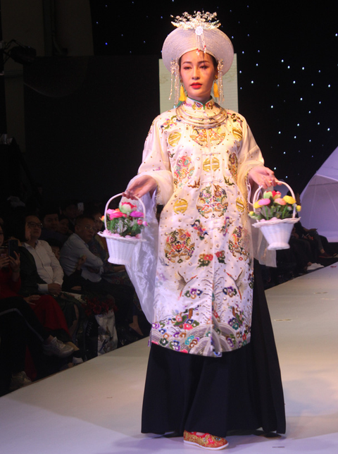 Lan Hương, Thu Hà, Chiều Xuân... lên sàn diễn thời trang triều Nguyễn, hầu đồng - Ảnh 13. Lan Hương, Thu Hà, Chiều Xuân... lên sàn diễn thời trang triều Nguyễn, hầu đồng - Ảnh 13.